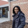 Almaz Mengesha(LA) foran Risskov Bibliotek, hvor hun kommer mindst en gang om ugen for at låne eller aflevere bøger.
