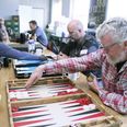 Der er tid til lidt snak undervejs, men ellers er der ganske tyst i lokalet ved siden af Bodega Posthuset i Hinnerup, under lørdagens backgammon kampe. Foto: Kian Johansen