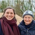 Antropolog Maria Nielsen (tv.) og biolog Annette Limborg Madsen står bag Syddjurs Kommunes nye kampagne Virkelig Vilde haver. De er netop nu i gang med at lave en inspirationshave i en offentlig park i Ebeltoft. Tilsendt foto