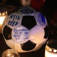 Onsdag åbnede Odense Stadion portene og gav dermed adgang til “Høghens Mur”, der hurtigt blev omdannet til en mindevæg. Foto: presse-fotos.dk