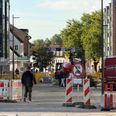 Halvandet år med vejarbejde nærmer sig sin afslutning. Når den sidste sten er lagt i uge 41, kan butikker og besøgende for alvor tage den nye Adelgade i brug. Foto: Grethe Bo Madsen