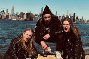 Andreas Asingh har kickstartet sin musikalske karriere sammen med to langhårede drenge fra den djurslandske heavymetal-undergrund.