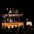 Årets generalforsamling i Skanderborg Festivalklub fandt i år sted på Fælleden, hvor Morten Riisgaard-Dam i årsberetning tog pulsen på festivalen efter to år uden fest i bøgeskoven. Foto: Anders Boll