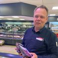 Rene Povlsen, indehaver af Meny Rønde, opfordrer samfundet, os allesammen, til at være opmærksomme på tyverier efter onsdagens tyveri af kød for 3.000 kroner.