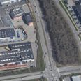 Kontorlokalerne er i den røde bygning øverst i billedet. De første medarbejdere er flyttet ind. Resten følger frem mod sommeren 2023. Foto: Kortforsyningen