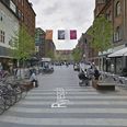 En del mennesker undrede sig over bil, der stod parkeret her i Ryesgade med åbne døre og spillede høj musik.
