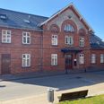 Kvindeværelset har fået lov at låne den gamle stationsbygning i Hadsten. Foto: csj