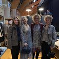 Holdet af kvinder, der skal gå catwalken, er forberedt til tænderne for at give publikum en god aften i Rønde Idrætscenter. Arkivfoto