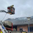Brandvæsenet arbejder med at slukke brand i villa på Nymarks Allé i Mårslet. Foto: Privat