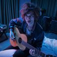Carl Emil Petersen, som var med i dette års 'Toppen af Poppen' og netop har udgivet nyt album, spiller i Hadsten på lørdag 16. november. Pressefoto