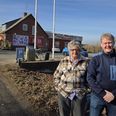 Annette Munch, en af Brugsens Venner, og uddeler Nikolaj Hansen udenfor Brugsen Helgenæs. Deres veje skilles nu, når Nikolaj Hansen 1. juni overtager uddelerjobbet i Vrinners. Foto: Anette Bonde