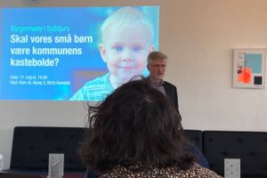 Per Viggo Larsen, Børn- og læringschef i Syddjurs stillede op til spanking i sidste uge i Hornslet. Onsdag gør han det samme i Rønde Idrætscenter.