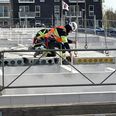 Betonelementerne nu ved at blive indbygget i nye rækkehuse ved Trille Lucassens Gade og Gudrunsvej i Gellerupparken nogle få hundrede meter fra, hvor de blevet taget ud. Foto: Brabrand Boligforening.
