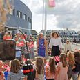 Kronprinsesse Mary bliver budt velkommen til Kattegatcentret, hvor hun med flag modtages af børn fra SFO'erne i Børneby Nord.