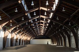 Den Rå Hal vil fylde alle sine 1200 kvadratmeter med moderne kunst af aktuelle kunstnere.