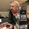 Skulptør Thomas Andersson ved en ideskitse til det kommende værk ved Vestermølle. Pressefoto