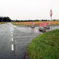 Det har været nødvendigt at sætte ekstra skilte på begge sider af betonklodserne, for ellers har bilister ført deres biler igennem græsset. Dette foto er taget før skiltene kom op. Arkivfoto: Kian Johansen
