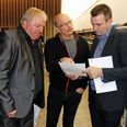 Fra v.: Kim Christiansen, MF, Søren Ibsen, lokal erhvervsmand og Leif Lahn Jensen, MF, diskuterede en detalje efter borgermødet. Alle fotos: Lars Norman Thomsen