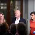 Indenrigs- og sundhedsminister Sophie Løhde (V) (th.) præsenterede torsdag akutplanen flankeret af formand for Danske Regioner Anders Kühnau (S) og Stephanie Lose (V), næstformand i Danske Regioner. Foto: Jens Dresling