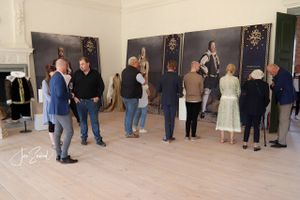 Jim Lyngvild glæder sig over, at gæsterne og ejerne af Clausholm Slot har taget godt imod hans udstilling "Kongerækken."
