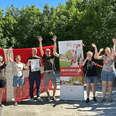 De studerende på Skovskolen Djursland ved Auning fejrer bevillingen fra Realdanias kampagne Underværker, som støtter projekter, der skaber nye fællesskaber. Bevillingen lyder på 1,2 millioner kroner. Foto: Skovskolen