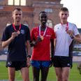 Rune Bækgaard (tv) løb sig fredag aften for alvor ind i eliten på de lange distancer i dansk atletik, da han vandt sølvmedalje på 10.000 meter distancen ved DM på Østerbro Stadion i København. Foto: Jesper Bundgaard
