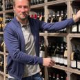 Michael Andreasen er i fuld gang med at sætte nye vine på hylderne i butikken i Jernbanegade, som skifter navn til VildMedVin. Foto: Anne Frank Henriksen