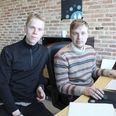 Simon Brohus (th) sidder sammen med Anders Elbæk Kristensen (tv) og Phillip Hjorth Christiansen i Den Gode By og arbejder på siden Jobla.dk.