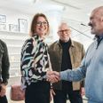 Efter et halvt arbejdsliv som optiker i Skanderborg overdrager Morten Birch Jensen(th) depechen til sin højre hånd Janne Mølgaard-Andersen, mens hendes to nye kompagnoner Ulrik Thrane (tv) og Claus Honoré ser til i baggrunden. Pressefoto.