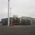 Ryomgård oplever midlertidige trafikale udfordringer pga. fjernvarmebrud og gravearbejde. Rundkørslen spærres delvist fra 13.-15. februar. Omkørsel via Skolegade og Jernbanegade anbefales. Fjernvarmen afbrydes den 14. februar kl. 8.00 - 16.00 på berørte veje: Slotsgade, Østergade, Skovvej, Nørregade, Engparken, Skyttebakken, dele af Vestergade, Nimtoftevej og Jernbanegade ved rundkørslen.