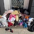 En rodebunke med doneret tøj, der er blevet gennemrodet af uvedkommende, er desværre ikke et særsyn ved Dansk Folkehjælps genbrugsbutik i Vestergade. Foto: Dansk Folkehjælp