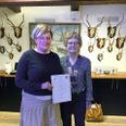 Præsident Ingerlise Husum (til højre) overrække donationen til Mette Bjerregaard, teamleder for Åhuset og Familieplejen i Favrskov Kommune. Tilsendt foto