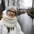 65-årige Lene Sonne fra Ry har fravalgt internettet - og tilvalgt naturen, bøger og ikke mindst samtalen og kontakten med andre mennesker.