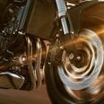 Fire mænd kom søndag aften kørende på motorcykel. Uden hjelme. Så satte politiet efter den ene. Arkivfoto: Adobe Stock
