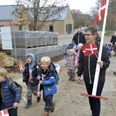 Kløverhulens børnehavebørn er kommet hjem til Nygårdsvej igen. Yderst til højre er det pædagogisk leder Tina Skaarup Olesen.