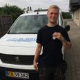 Stolt Steven Kjeldsen med sølvmedaljen for et veludført svendestykke. Pressefoto.