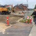 Gravemaskinerne fortsætter med at arbejde ved Hornslet Station, og nu har kommunen lovet Lars Baand Corneliussen og naboerne, at de bliver oplyst om, hvordan deres hverdag konkret bliver påvirket af anlægsarbejdet. Foto: Lars Norman Thomsen
