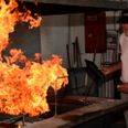 Det var et kapløb mod strømmen at nå frem til grillstarten på Tunø, da Sejlklubben Ebeltoft Vig holdt det årlige Tunø-ræs. Løbets vinder Kaj Larsen tænder op. Pressefoto