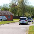 Et større politiopbud i Padborg lørdag eftermiddag, hvor en mand blev fundet død under mistænkelige forhold, melder politiet. Foto: Presse-fotos.dk.
