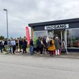 Der var stor interesse ved åbningen af Danmission Genbrugs nye butik i Egå. Pressefoto