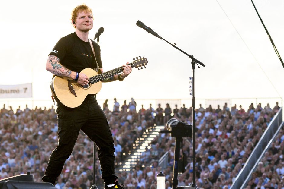 Et uvejr standsede den britiske sanger Ed Sheerans koncert i København ikke én, men to gange.