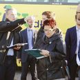 Borgmester Borring pegede og anvisete, mens medlemmer fra Folketingets Transportudvalg kiggede med.
