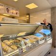 Både det nye ishus og spisestedet Ankerpladsens Grill- og Madkrog har vist sig at være en rigtig god idé for Solveig Hougaard. Ishuset er efter længere tids hårdt arbejde forvandlet fra et temmelig slidt lokale til en lys og indbydende butik på kajkanten. Foto: Simon Carlson