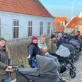Nyt folkehus: Mere end 20 mennesker mødte fredag i sidste uge op til en happening på kirkepladsen i Ebeltoft i håb om at kunne påvirke den politiske beslutning om den gamle præstegårds fremtid. Foto: Anne Frank Henriksen