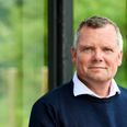 René Schneider ønsker 0.A på Østervangsskolen i Hadsten tillykke med at have vundet konkurrancen "Børn på vej". Pressefoto