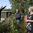 Landinspektør Kristian Baatrup (i midten) har erfaring for, at nabokonflikter tit opstår, fordi kommunikationen mellem naboerne går galt. Foto: Tommy Verting