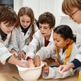 Miniforskerne bliver undervist af ældre elever fra gymnasiet og 8.-9. klasse, og undervisningen foregår på Skanderborg Gymnasium hver tirsdag i syv uger. Foto: Lars Svankjær.