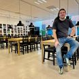 Da Lokalavisen besøgte sportscaféen i Grenaa Idrætscenter var der et stykke vej, inden den lettere sterile kantine var omdannet til hyggelig café. Målet er nu nået. Da juleøllen kom ud fredag 1. november var der uofficiel åbning. Tirsdag 5. november åbner køkkenet og caféen officielt. Foto: Simon Carlson