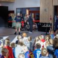 Borgmester Frands Fischer klippede her til morgen den røde snor og indviede dermed officielt Søhøjlandets Skole og Børnehus. Foto: Inge Lynggaard Hansen