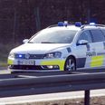 Pludselig fik et par færdselsbetjente serveret en sag på et sølvfad, da en bil overhalede indenom - i nødsporet.